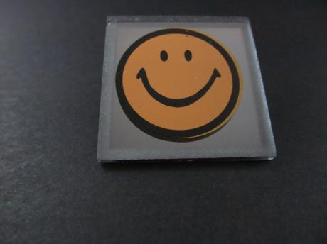 Acid House ( muziekstroming jaren 80) Smiley, bruin